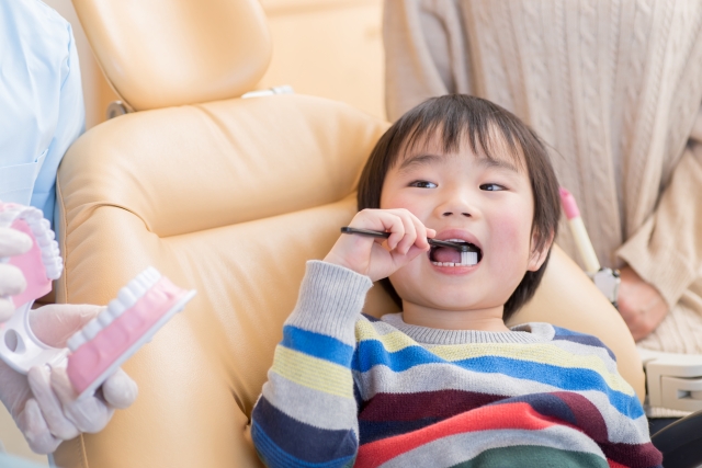 診療チェアに座る子供