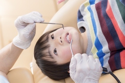 診療チェアを倒す