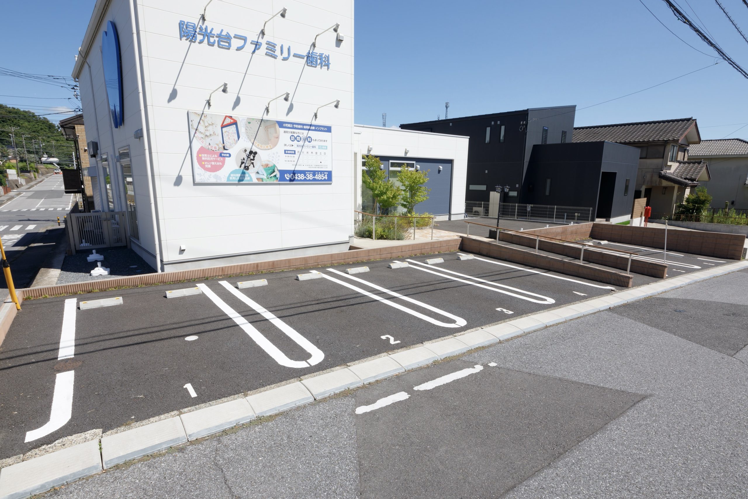 クリニック前駐車場