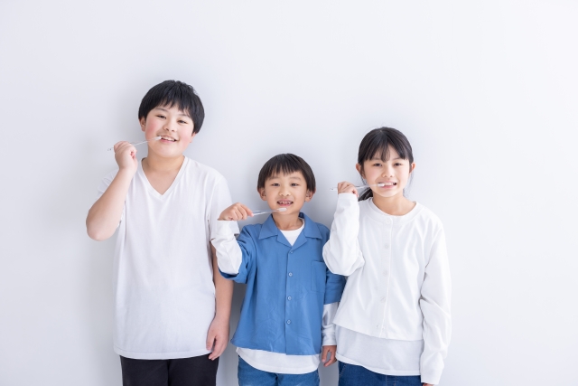 歯磨きしている子供