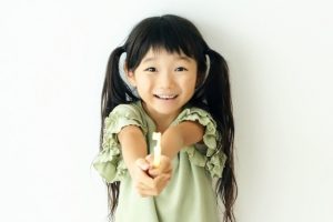 歯ブラシを持つ子供