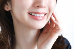 笑っている女性の口元