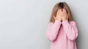 子供　顔を隠す