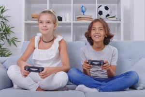 ゲームをする子供