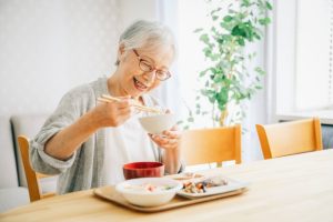 食事をする高齢者