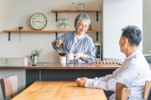 会話をする高齢者