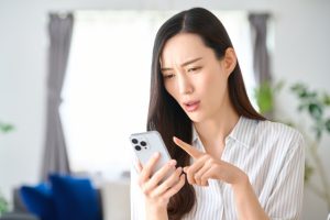 スマホ見る女性