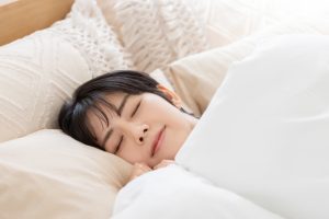 寝ている女性