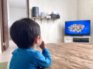 テレビを見る子供