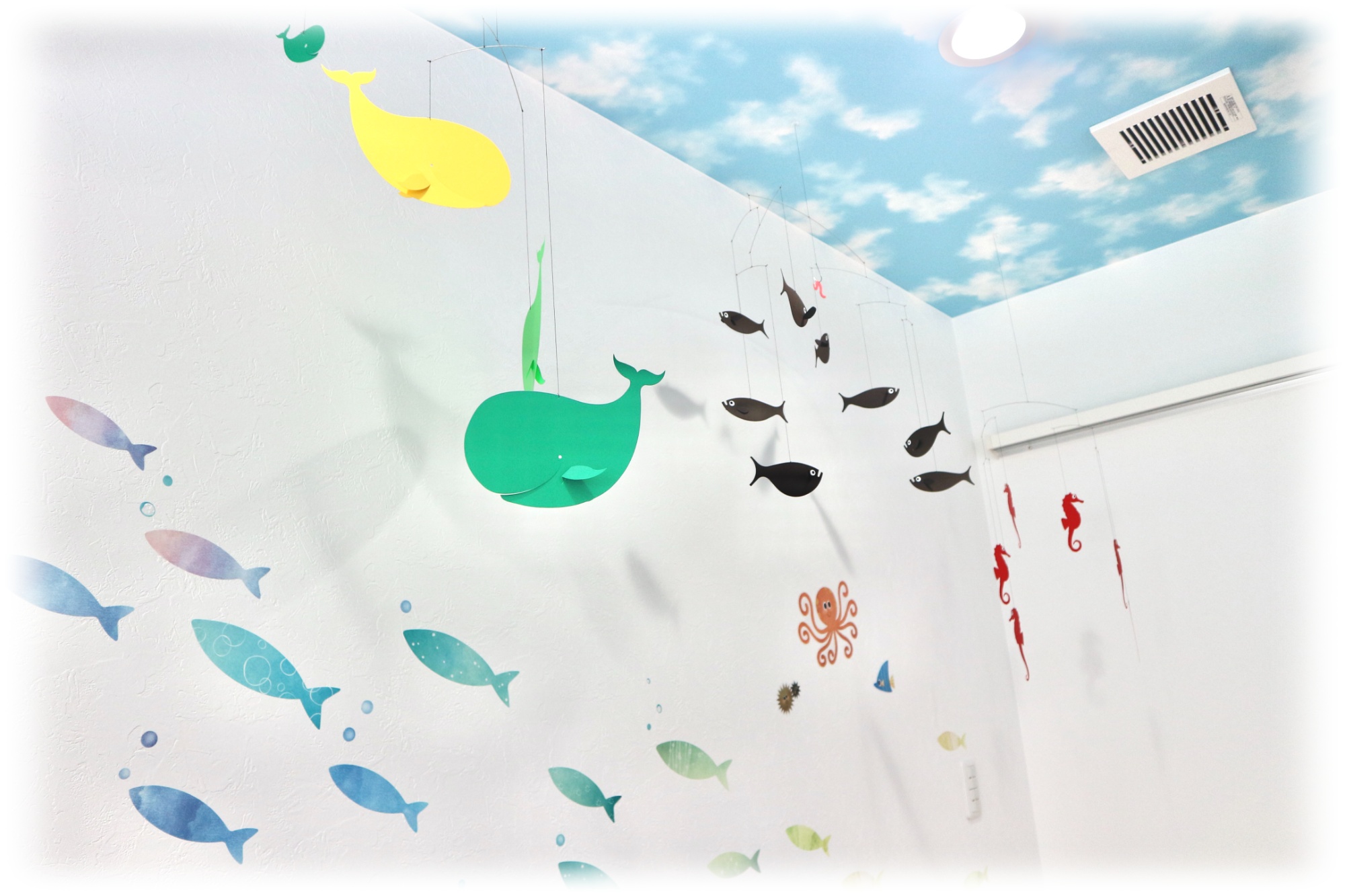 海の中をテーマにした魚が泳ぐ小児診療室