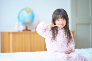 歯磨きをする子供