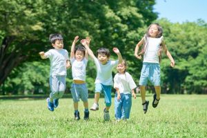 外で遊ぶ子供