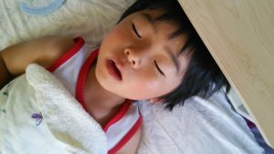 口を開けて寝ている