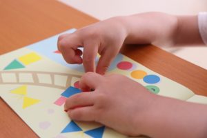 シールを貼る子ども