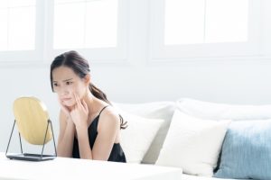 鏡を見る女性