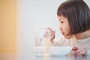 ご飯を食べる女の子