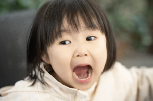 口を開けている子ども