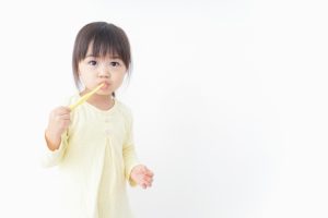 歯磨きする子供