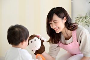 ぬいぐるみで遊ぶ