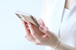 スマホを見る女性